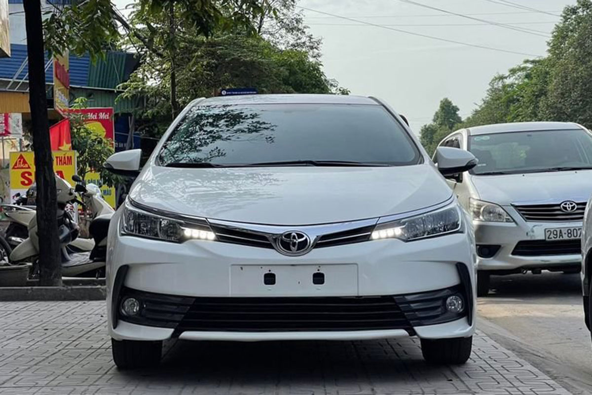 So sánh Toyota Corolla Altis 2018 cũ và Hyundai Elantra 2018 cũ: Đầu xe.