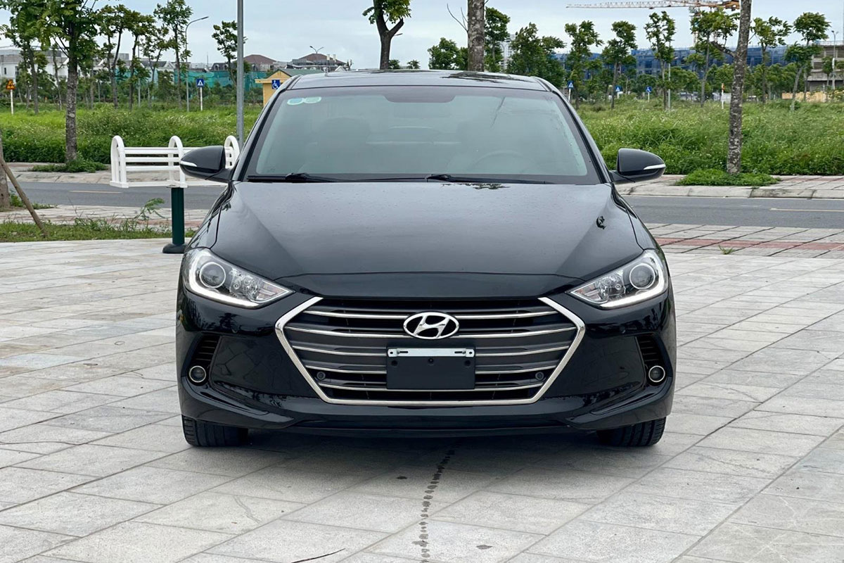 So sánh Toyota Corolla Altis 2018 cũ và Hyundai Elantra 2018 cũ: Đầu xe1.