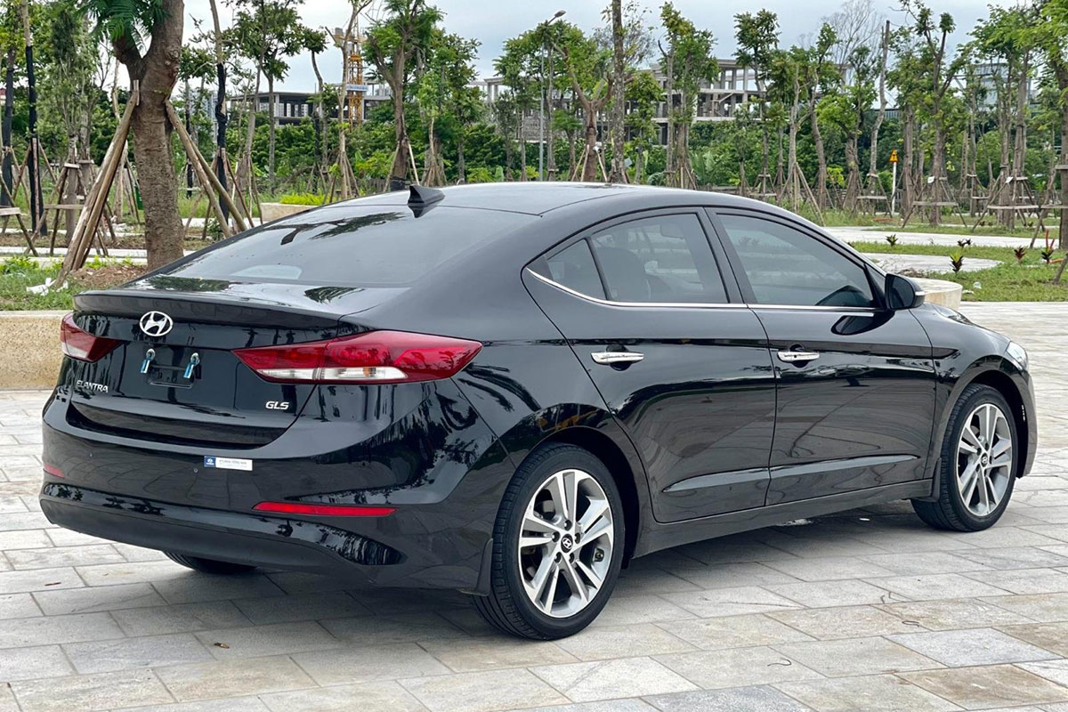 Corolla Altis 2018 sang chảnh, Elantra 2018 trẻ trung, thể thao1.