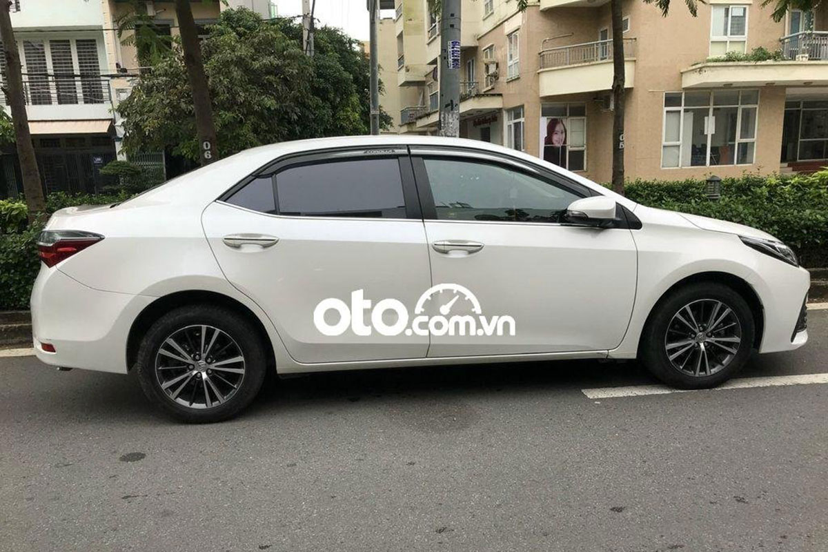 Toyota Corolla Altis 2018 cũ giữ giá tốt hơn Hyundai Elantra 2018 cũ về kích thước.