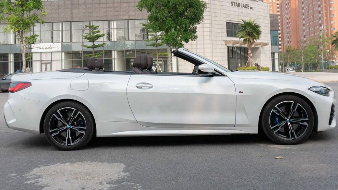 Thân xe BMW 430i Convertible 2022 màu trắng.