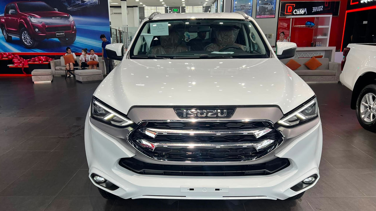 Isuzu mu-X 2022 phiên bản số sàn B7 MT 4x2 