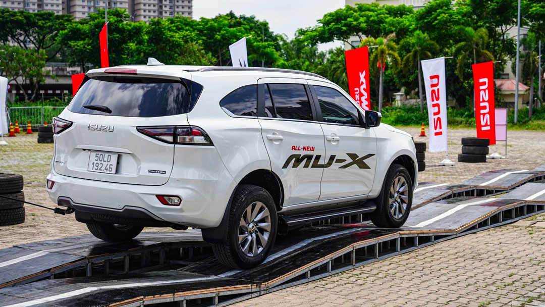 Ở phía sau, đèn hậu cũng được làm mới, sắc cạnh hơn 