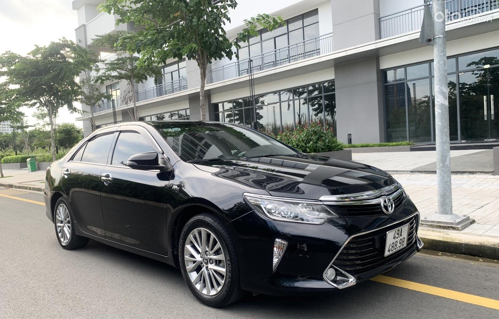 Toyota Camry 2.5Q 2018, biển số 49A - 488.98 đã lăn bánh 35.000 km, giá bán mong muốn 925 triệu đồng