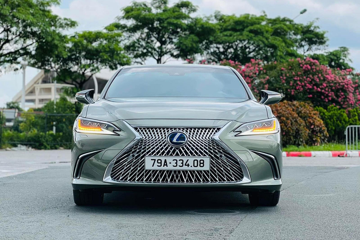 Lexus ES 300h 2021 mang phong cách sang trọng, lịch lãm.