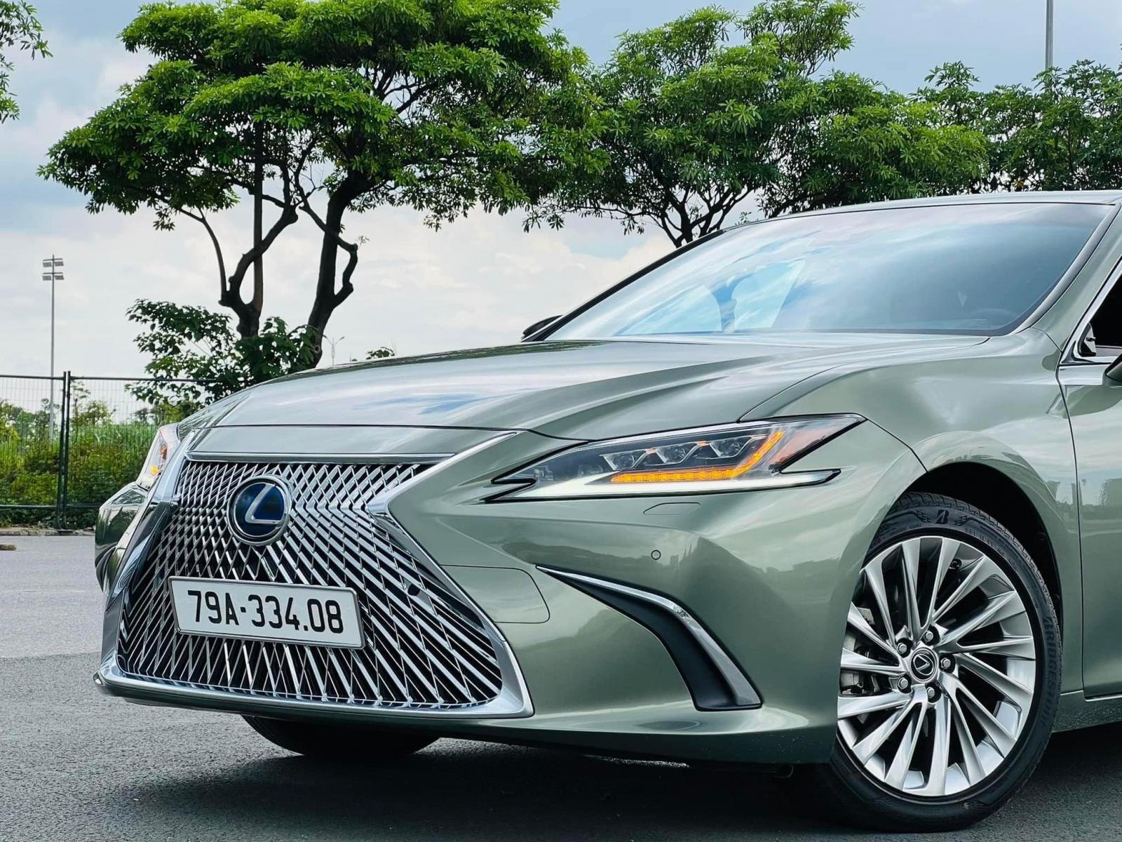 Lexus ES 300h là mẫu xe độc nhất phân khúc sedan hạng sang cỡ trung tại Việt Nam được trang bị động cơ hybrid.