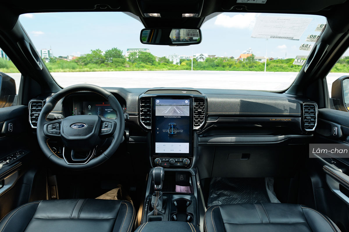 Nội thất Ford Ranger thế hệ mới nổi bật màn hình trung tâm đặt dọc kích thước 