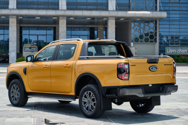 Ford Ranger 2022 có thêm 2 bậc lên xuống thùng xe mới 1