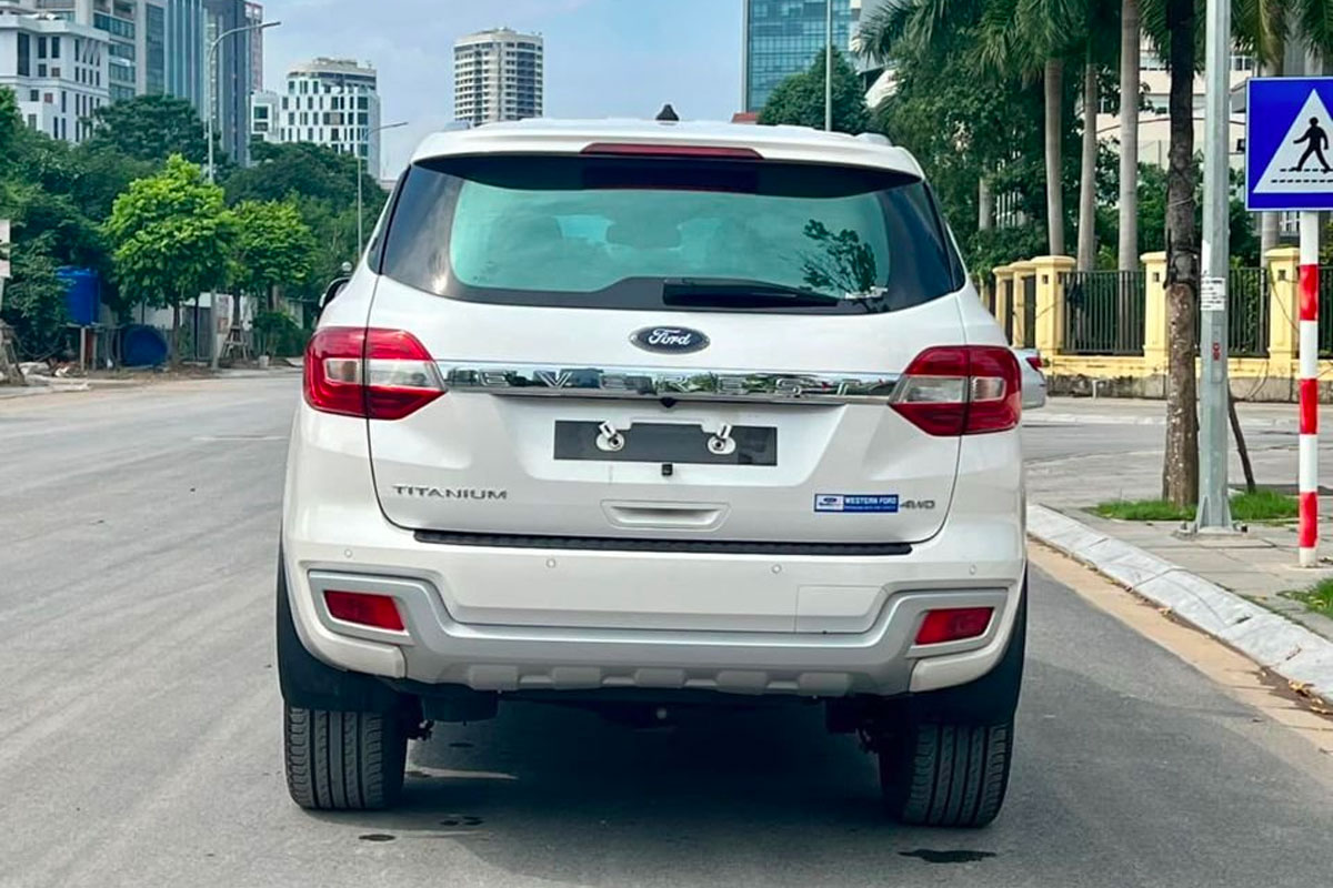 Điểm nhấn của Ford Everest bản Titanium 4x4 chính là trang bị động cơ Bi-Turbo Diesel 2.0L - i4 TDCi. Điểm nhấn của Ford Everest bản Titanium 4x4 chính là trang bị động cơ Bi-Turbo Diesel 2.0L - i4 TDCi.