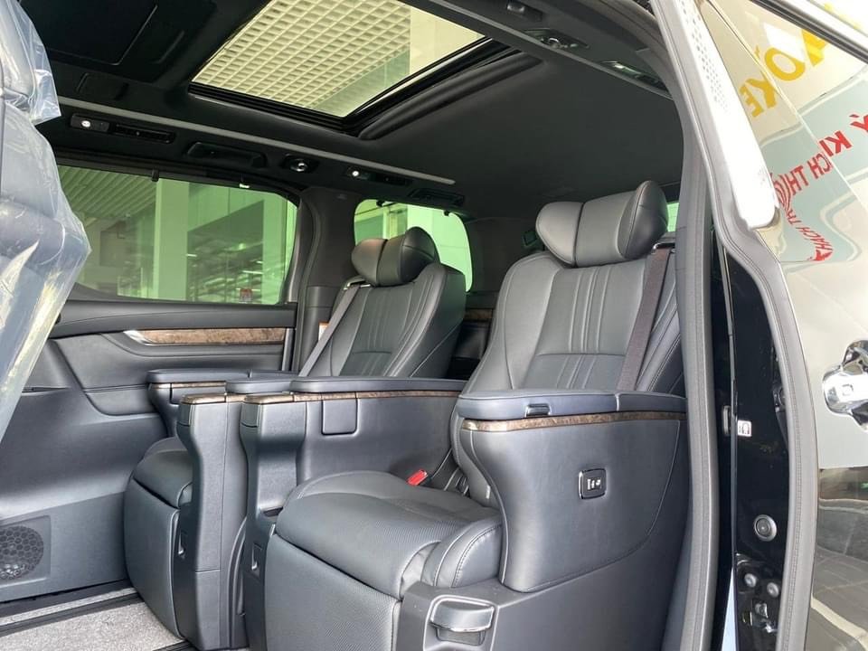 hàng ghế thứ 3 trên Toyota Alpha 2018 đã qua sử dụng.