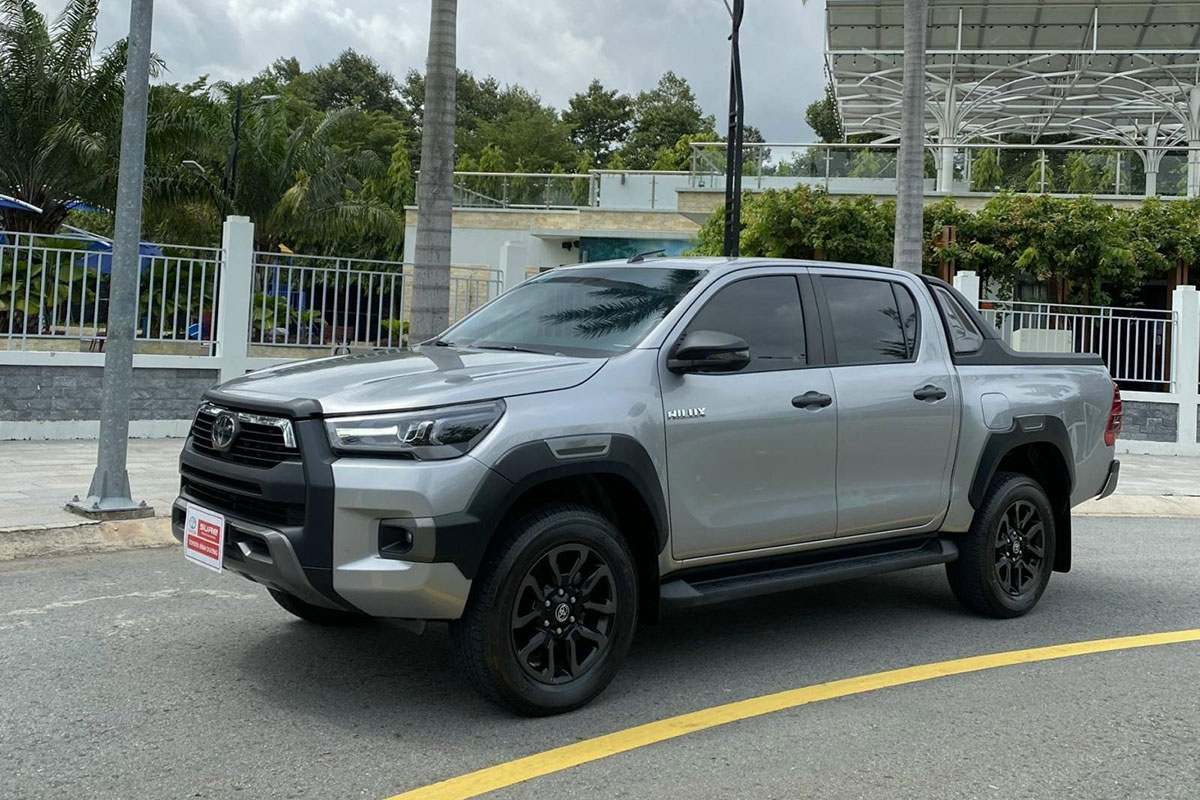 So sánh Ford Ranger và Toyota Hilux cũ: Về động cơ, trang bị an toàn.