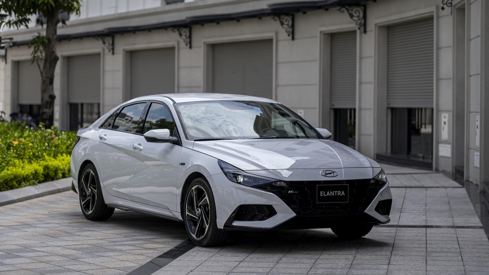 Hyundai Elantra 2021  Màu trắng giá ưu đãi
