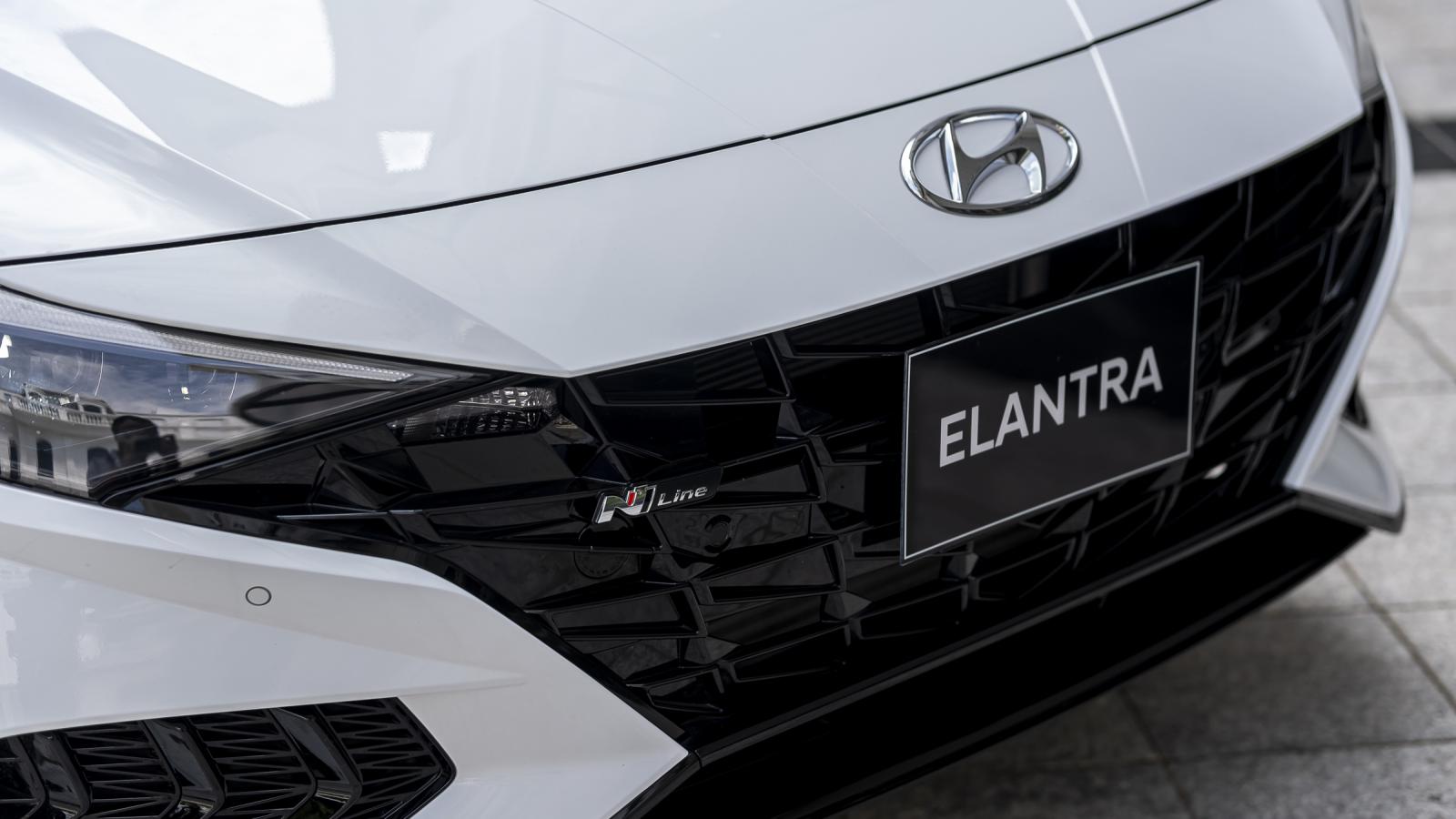 Lưới tản nhiệt đa giác cỡ lớn, họa tiết tạo hình giống mặt cắt của đá quý giúp Hyundai Elantra thêm phần sang chảnh.