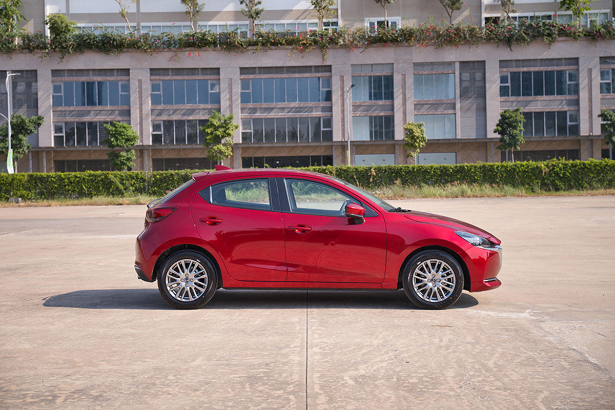 So sánh Hyundai Accent và Mazda 2 2021: Về kích thước1.