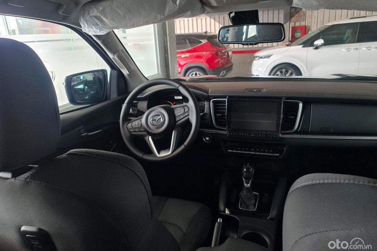 So sánh Mazda BT-50 và Toyota Hilux cũ: Về cabin