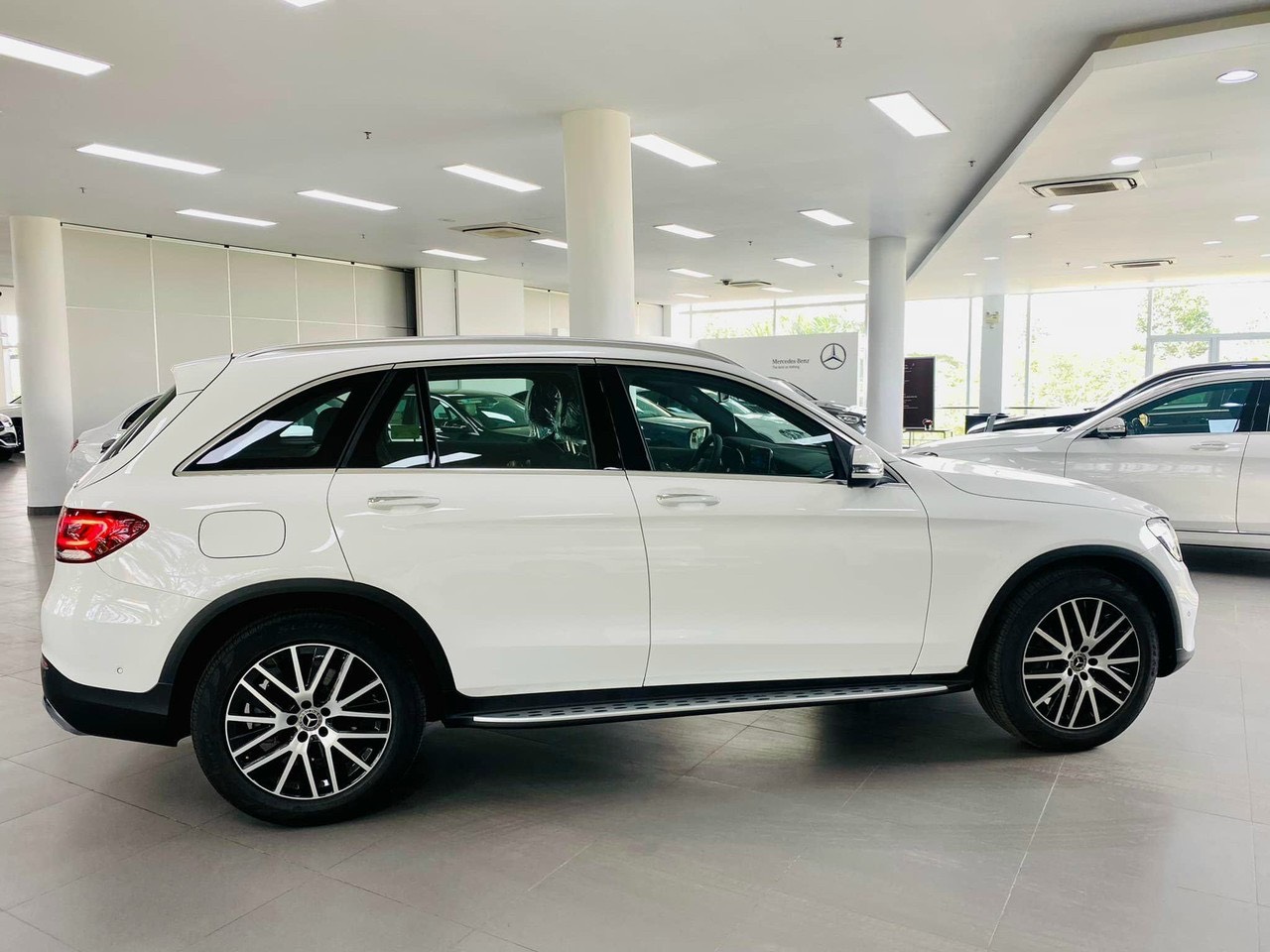 Thông số kỹ thuật Mercedes-Benz GLC 200 4MATIC 2022.