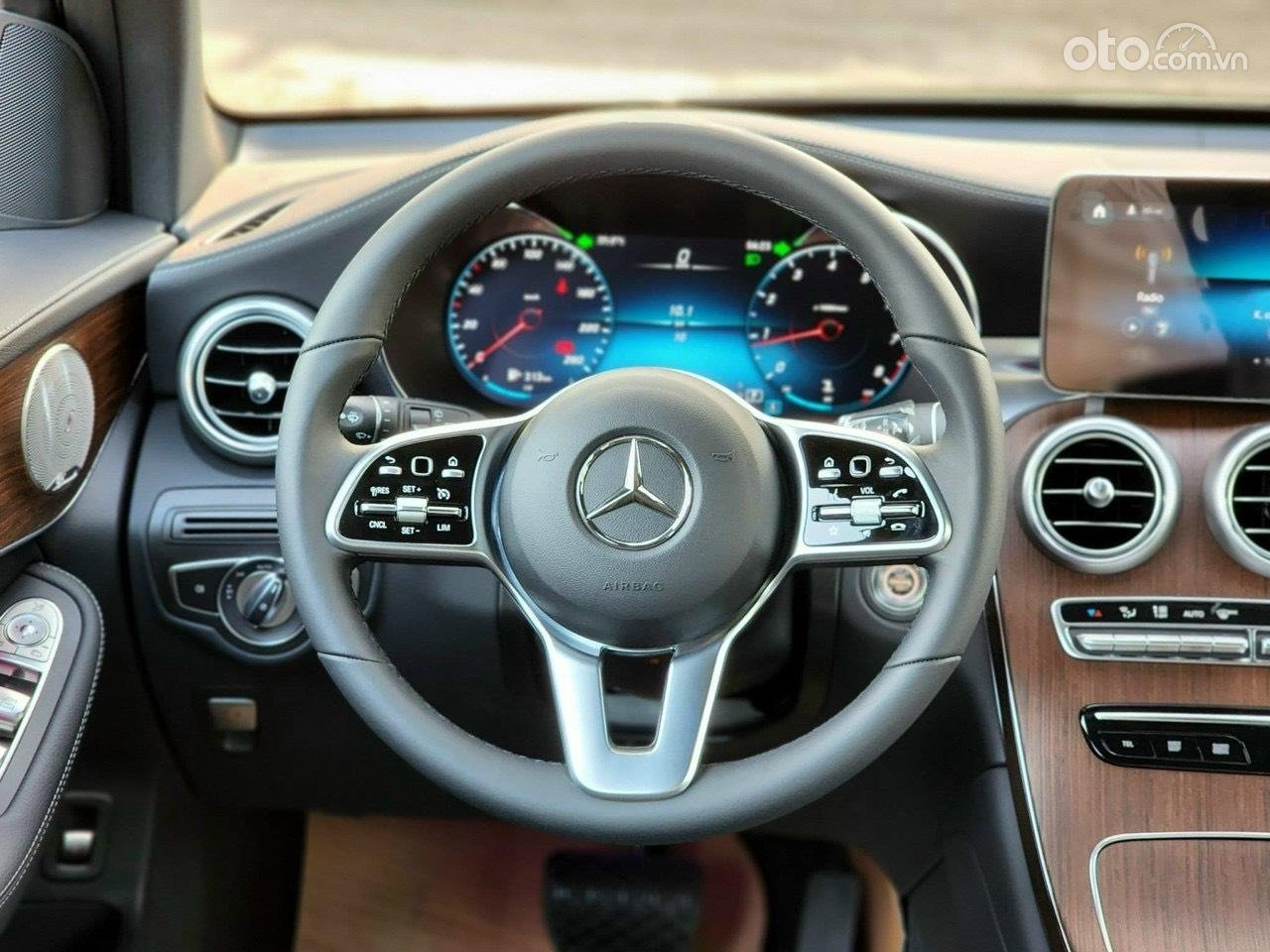 Vô-lăng xe Mercedes-Benz GLC 200 4MATIC 2022.