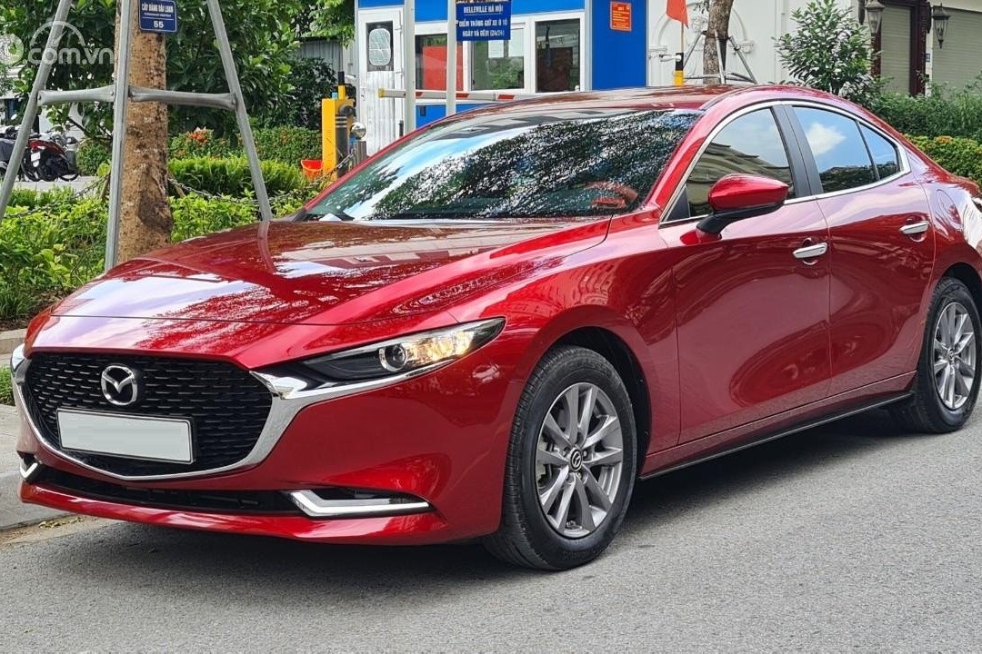 Mẫu sedan của Mazda sử dụng những đường nét mềm mại để tôn lên ngoại hình thanh thoát 1