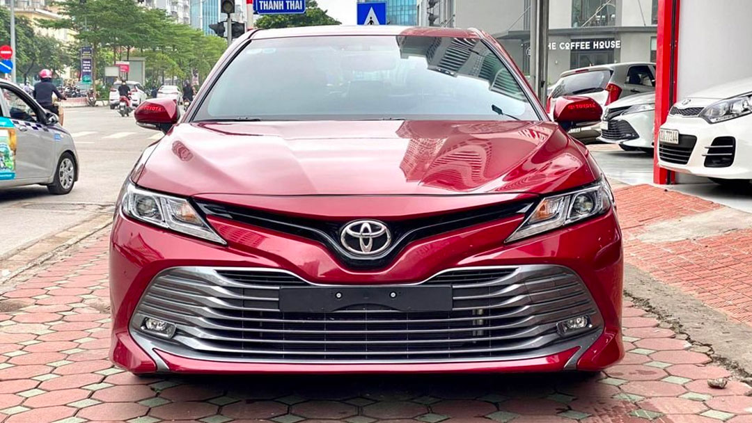 So sánh xe Toyota Camry 2022 và Toyota Camry 2021: Về ngoại thất