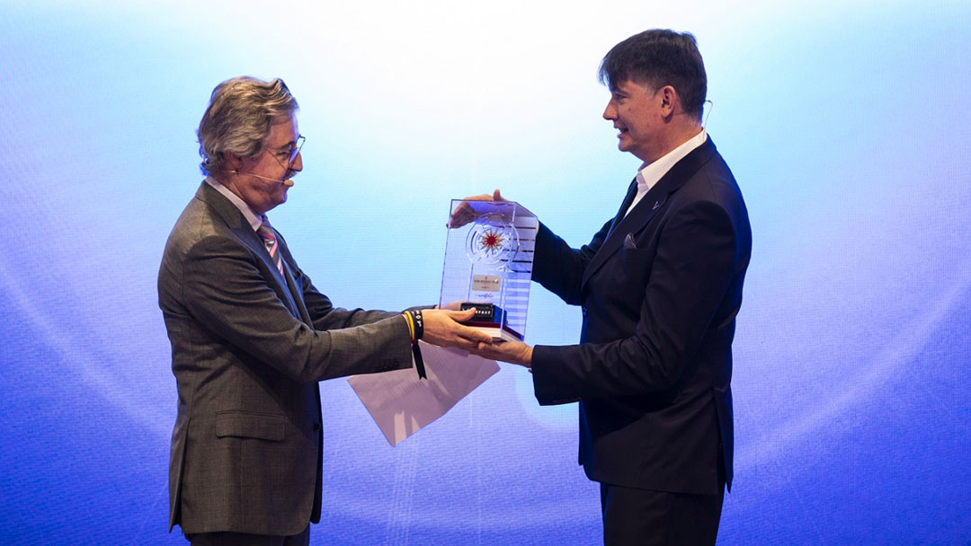 Phó Tổng giám đốc Hậu mãi và Trải nghiệm khách hàng VinFast châu Âu nhận giải thưởng từ Chủ tịch AutoBest.