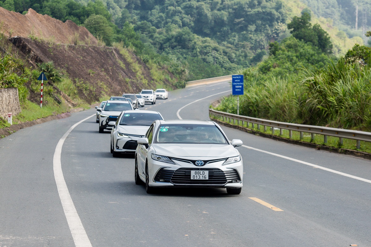 Trên cao tốc, người lái tận hưởng sự thảnh thơi nhờ sự hỗ trợ đắc lực của công nghệ an toàn hàng đầu Toyota Safety Sense (TSS). 1