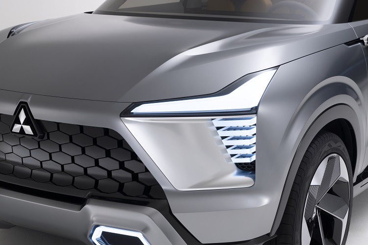 Đèn chiếu sáng trước xe Mitsubishi XFC Concept.