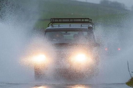 Nên giữ khoảng cách an toàn với những xe đang vận hành phía trước khi trời mưa bão 1