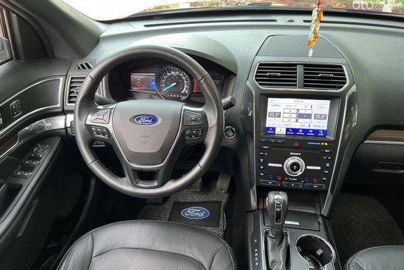 Khoang nội thất xe Ford Explorer 1