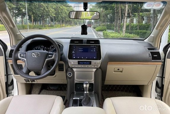 Khoang nội thất xe Toyota Land Cruiser Prado  1