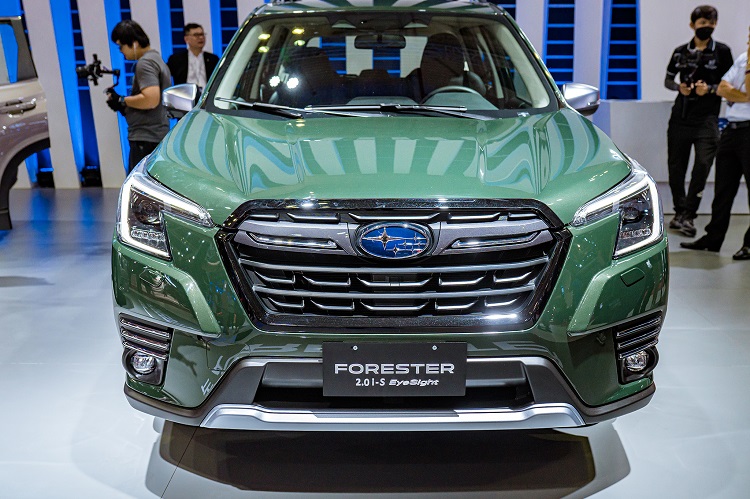 Đầu xe Subaru Forester.