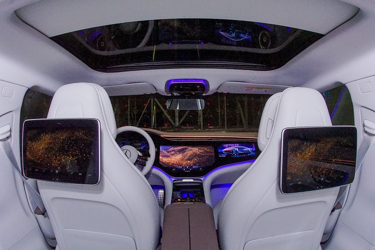 Cặp màn hình dành riêng cho khoang hành khách trên xe Mercedes-Benz EQS 2022