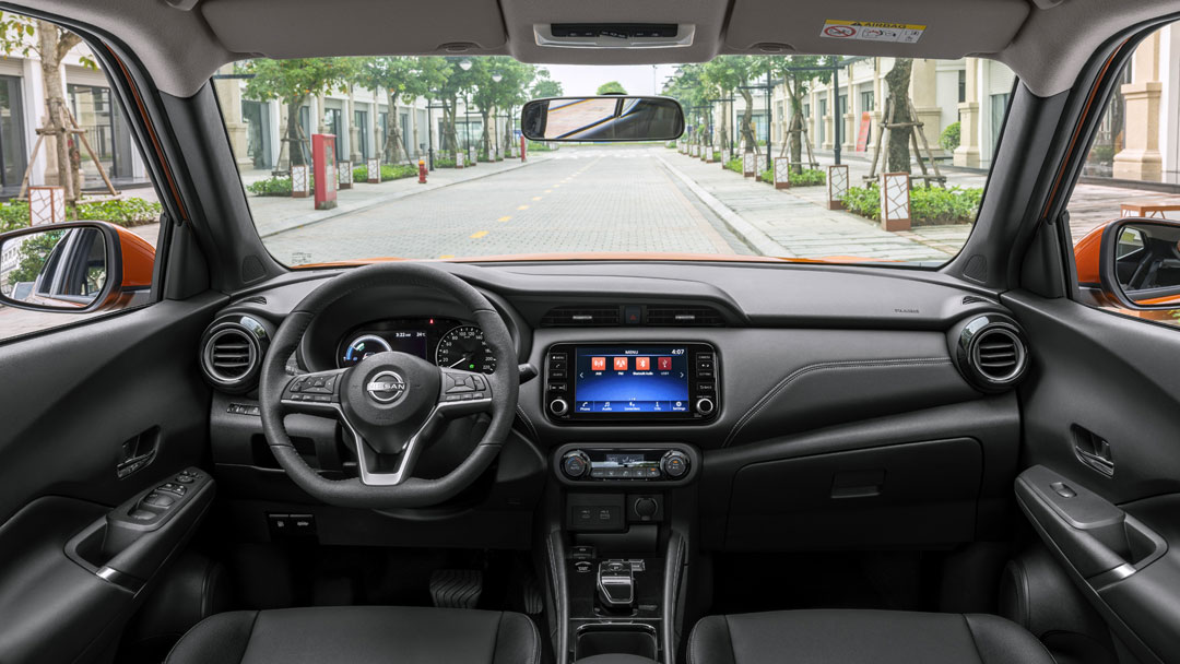 Điểm nhấn cabin là vô lăng D-cut, cần số điện tử hiện đại