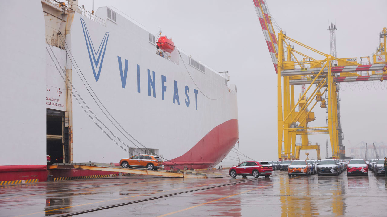 lô xe điện VinFast VF 8 đầu tiên xuất cảng có số lượng 999 chiếc dành cho thị trường Mỹ 