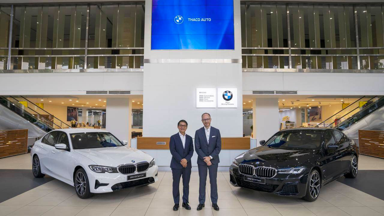 Ông Trần Bá Dương (trái) và ông Lars Nielsen, giám đốc điều hành BMW châu Á tại showroom BMW ở TP Thủ Đức.