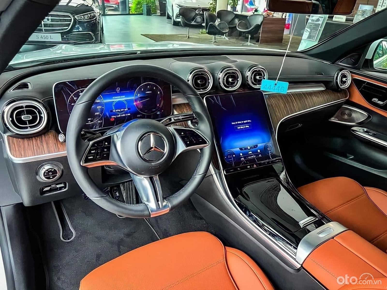 Khoang nội thất Mercedes-Benz C 200 Avantgarde 2022 ngập tràn công nghệ hiện đại, mang tính tương lai.