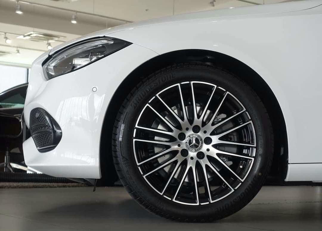 Bộ la-zăng 17 inch 10 chấu kép trẻ trung trên Mercedes-Benz C 200 Avantgarde 2022.