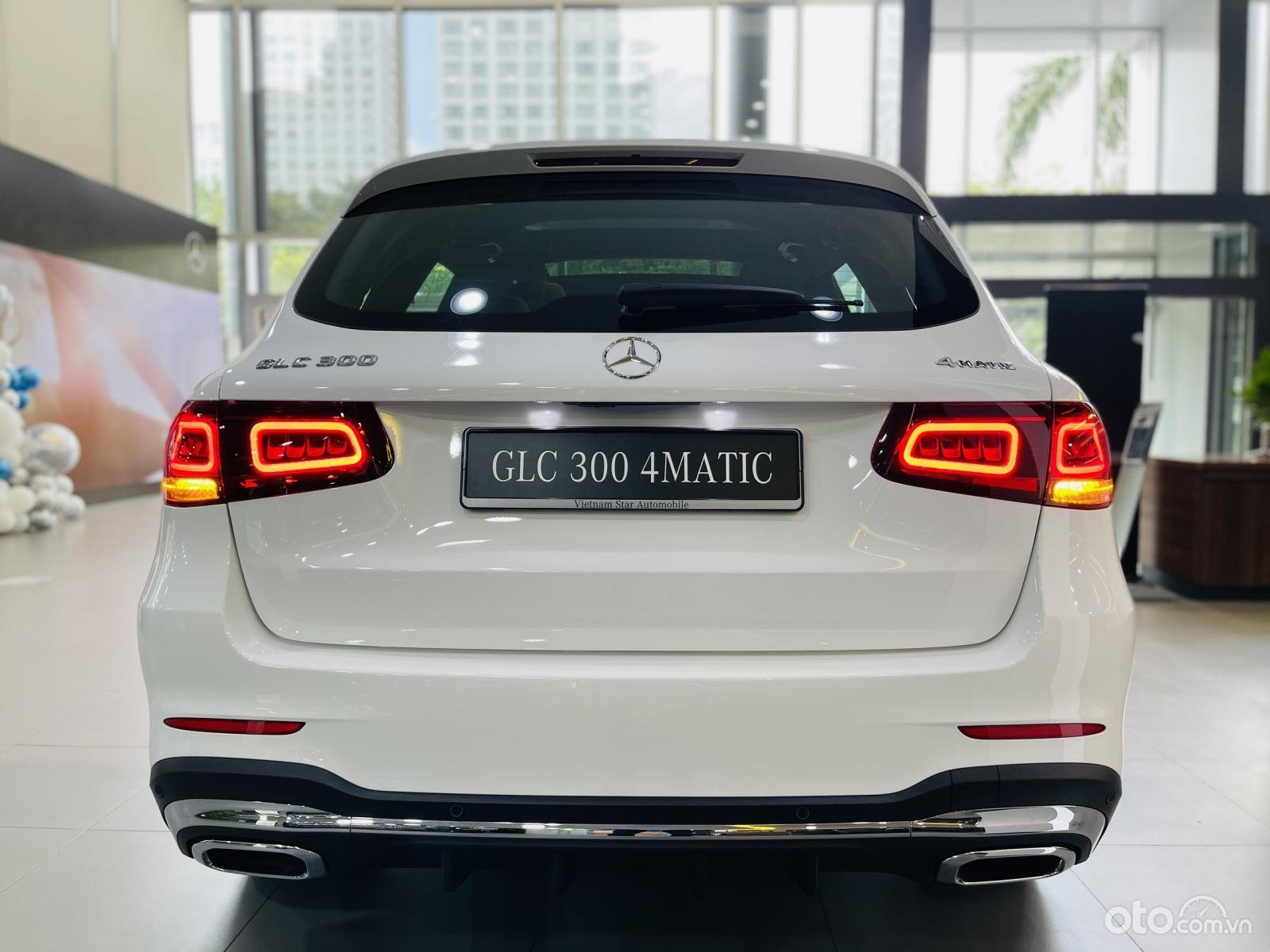 Những đường nét thiết kế uyển chuyển thể hiện hài hòa giữa vẻ mạnh mẽ cùng sự thanh lịch cho Mercedes GLC 300 4Matic khi nhìn từ phía sau.