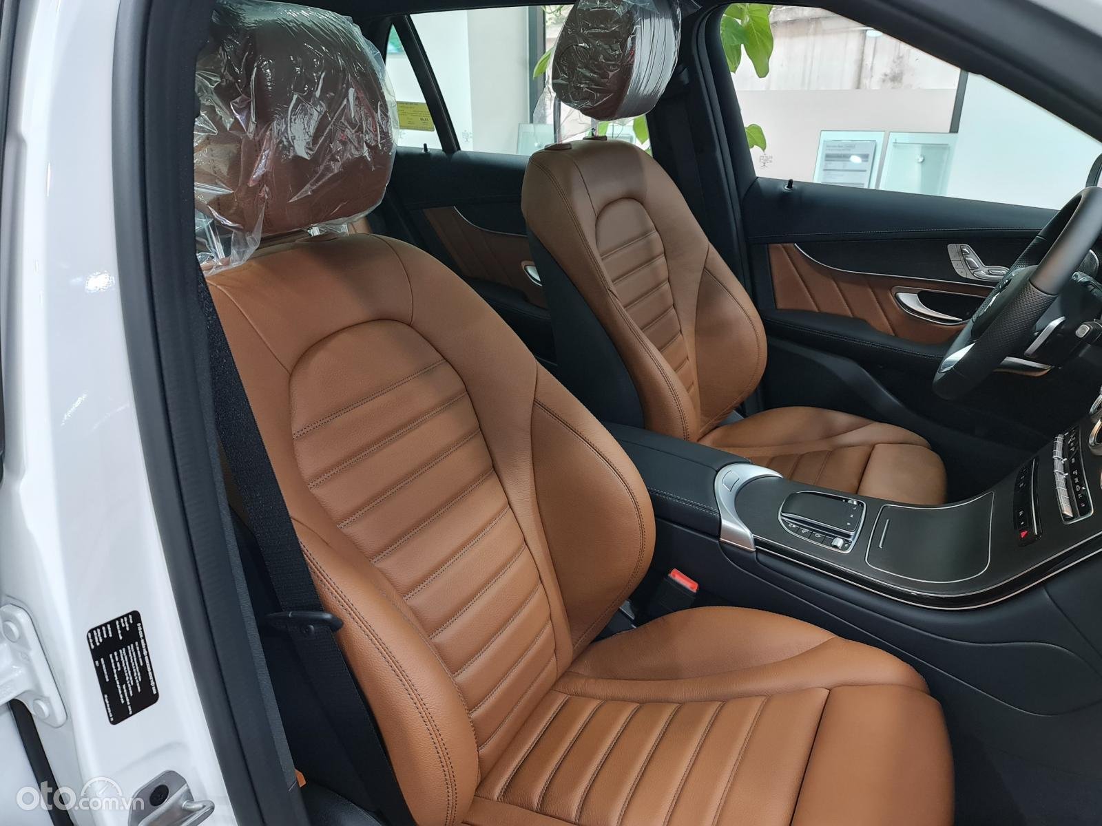 Ghế xe Mercedes GLC 300 4Matic bọc da cao cấp, hàng ghế trước thiết kế thể thao ôm người, gia tăng sự tự tin cho người lái.