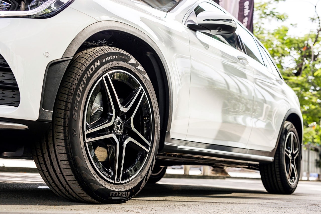 Bộ la-zăng AMG 19 inch 5 chấu kép thể hiện rõ chất thể thao trên Mercedes-Benz GLC 300 4Matic 2022.