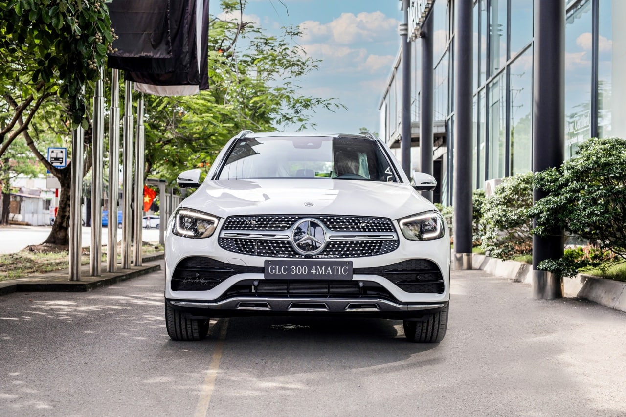 Vẻ ngoài mạnh mẽ, thể thao xen lẫn chất sang trọng giúp Mercedes-Benz GLC 300 4Matic luôn nổi bật ở mọi nơi.