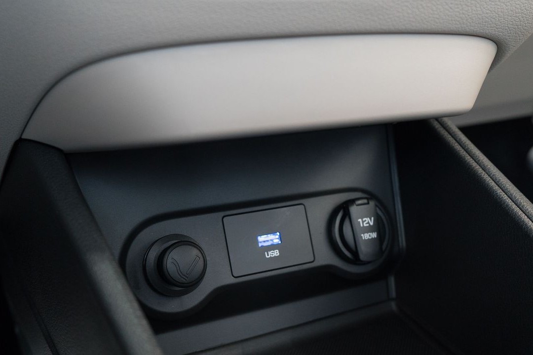 Cổng sạc USB và tẩu cắm sạc 12V xe Hyundai Accent 2023 1