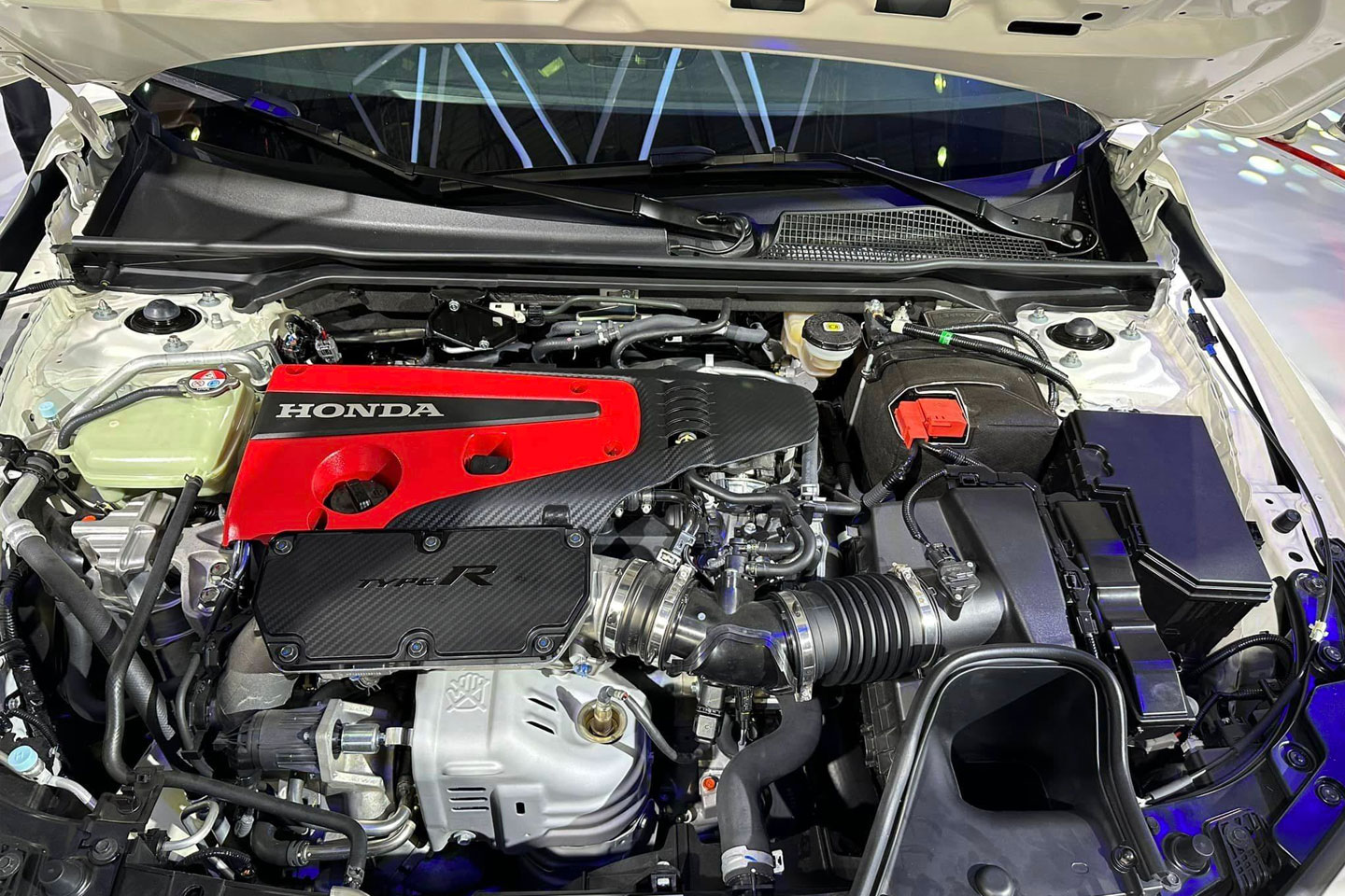Honda Civic Type R 2023 so với xe Honda Civic bản thường đến từ khối động cơ tăng áp 2.0L VTEC Turbo mạnh 315 mã lực