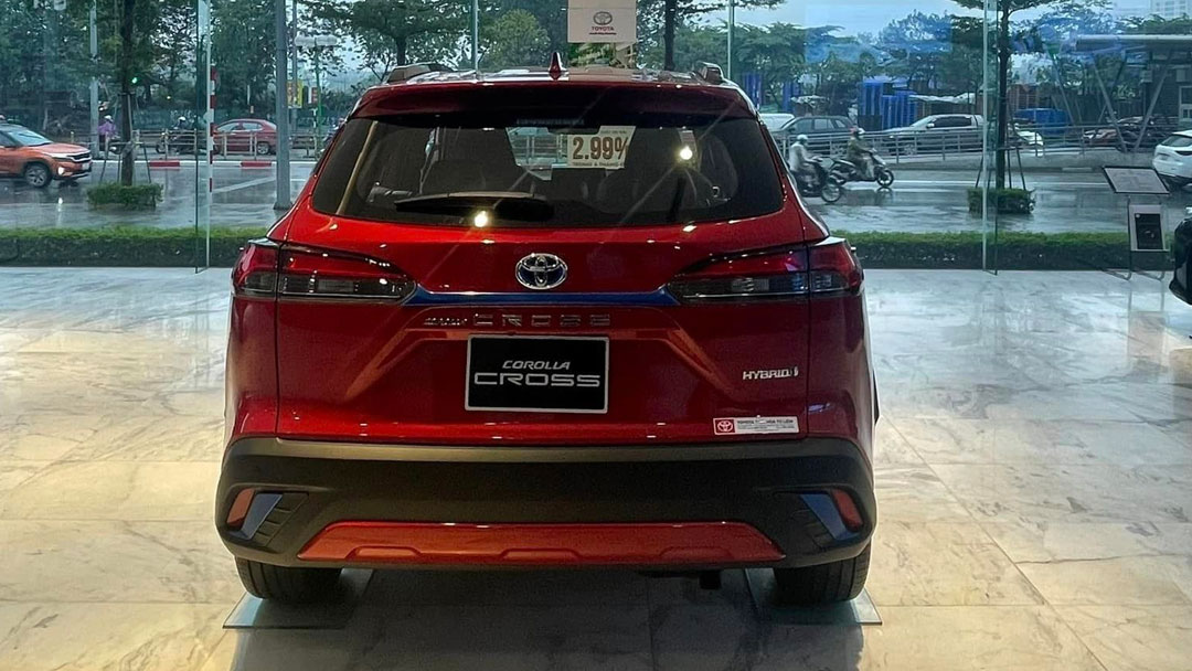 Riêng với model 1.8HV, Toyota Corolla Cross có thêm những chi tiết trang trí màu xanh dương 