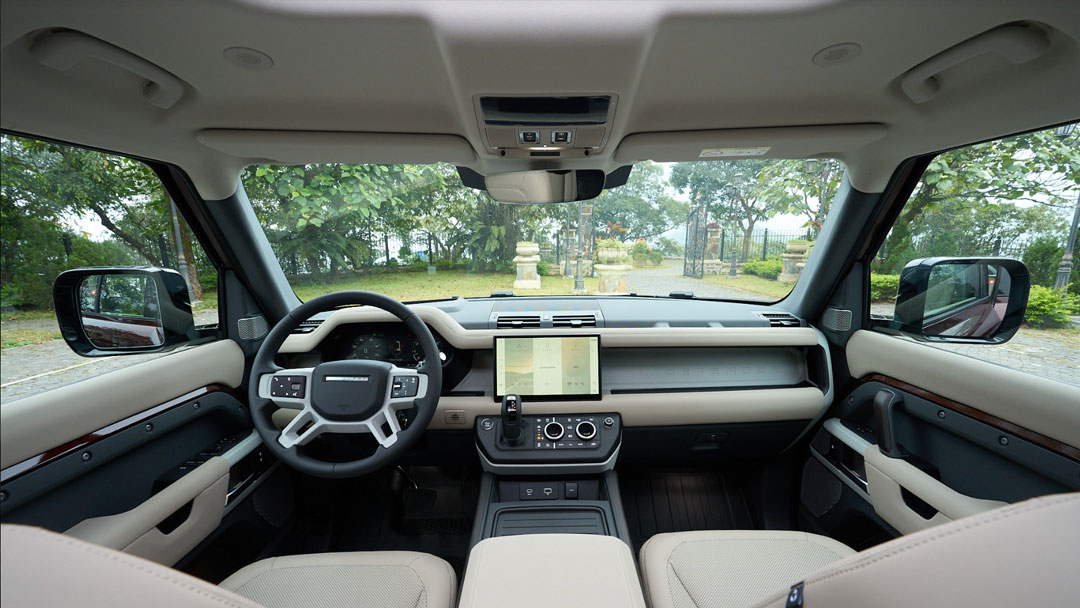 nội thất Land Rover Defender 130 mang đến nhiều điểm tương đồng với các biến thể còn lại. 