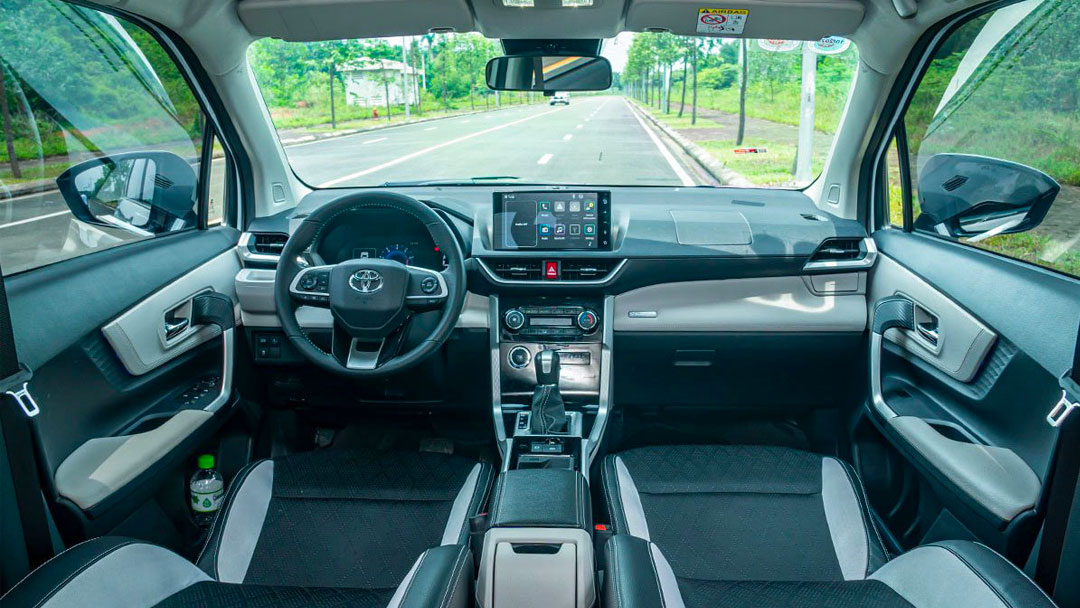 So sánh Suzuki Ertiga Hybrid và Toyota Veloz Cross: Về nội thất