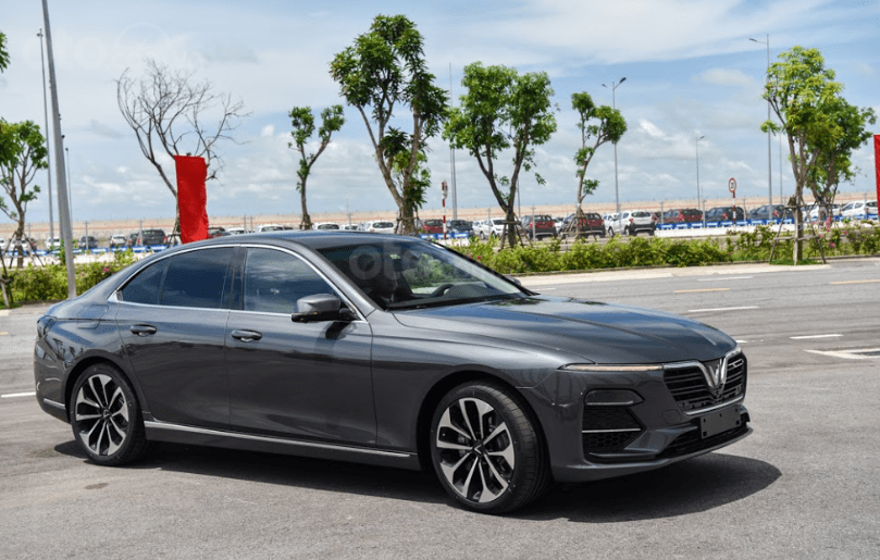 Các mẫu sedan hạng D hiện tại không còn chịu áp lực cạnh tranh của mẫu xe cùng tầm giá là VinFast Lux A2.0. Các mẫu sedan hạng D hiện tại không còn chịu áp lực cạnh tranh của mẫu xe cùng tầm giá là VinFast Lux A2.0. 1