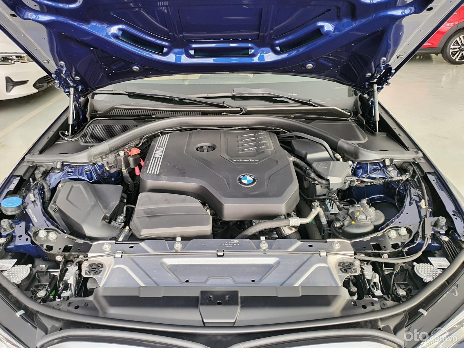 Động cơ xe BMW 320i.