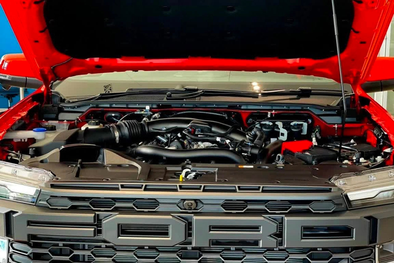 Trong khi đó Ford Ranger Raptor tại thị trường Thái Lan trang bị khối động cơ V6 3.0L cho công suất mạnh 392 mã lực và mô-men xoắn cực đại 583 Nm.