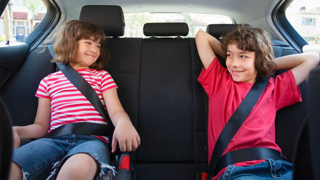 việc thắt dây an toàn cũng giúp đảm bảo giúp cố định vị trí cho trẻ