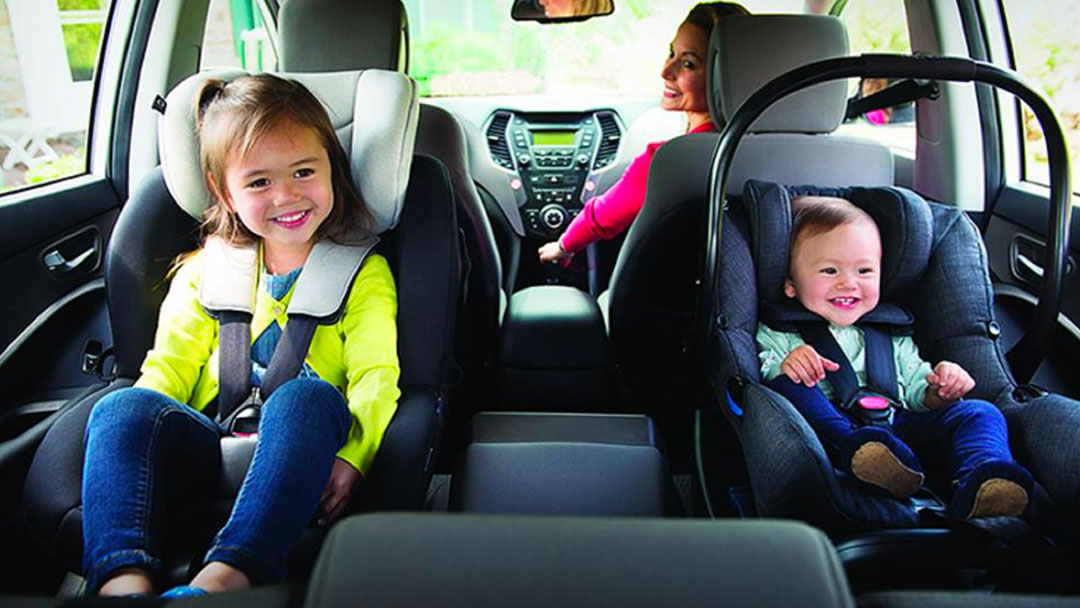 nên trang bị ghế chuyên dụng dành cho các bé.